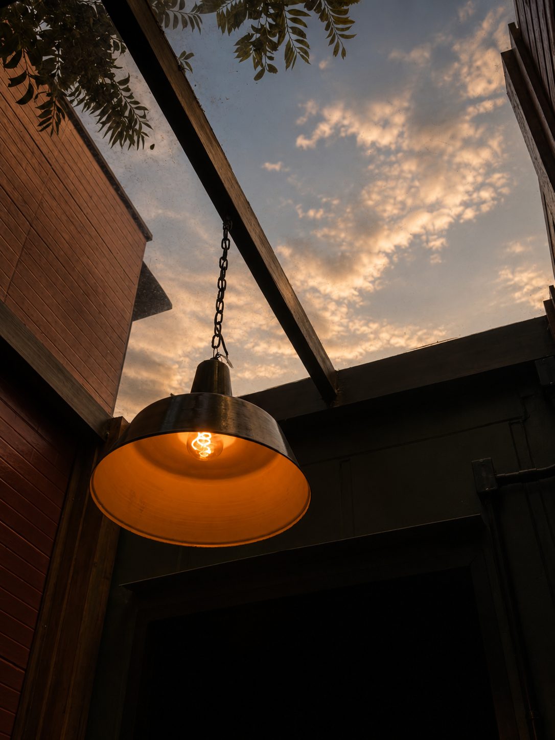 Luminária do deck recortada contra o céu do entardecer