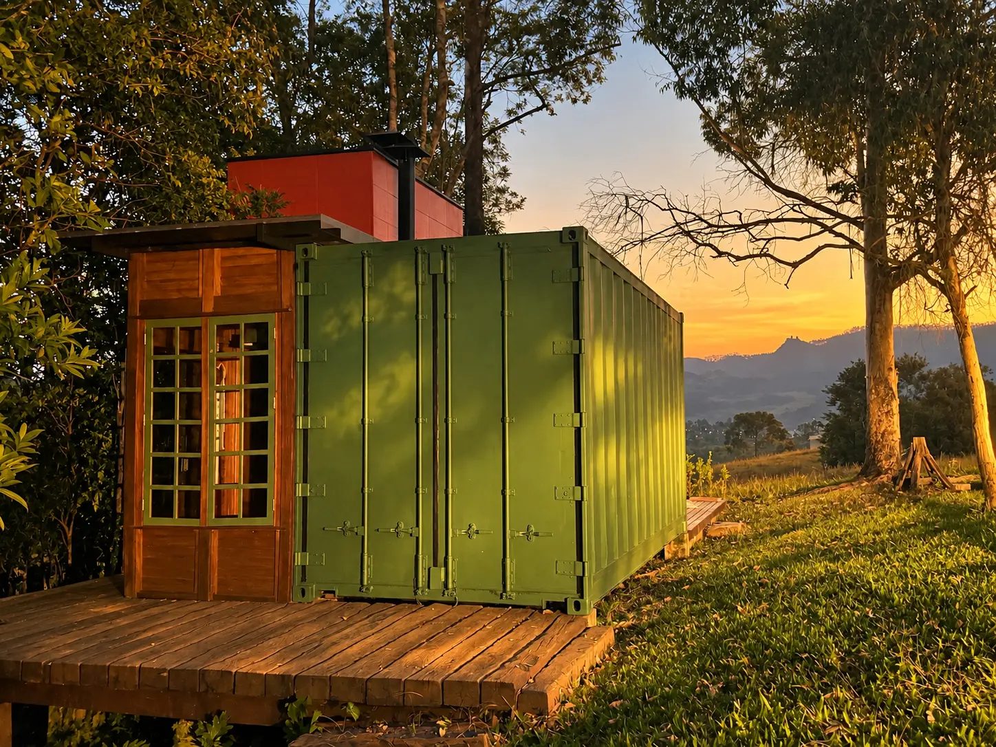 Cabana container banhada pelo sol no fim da tarde, com vista para as montanhas