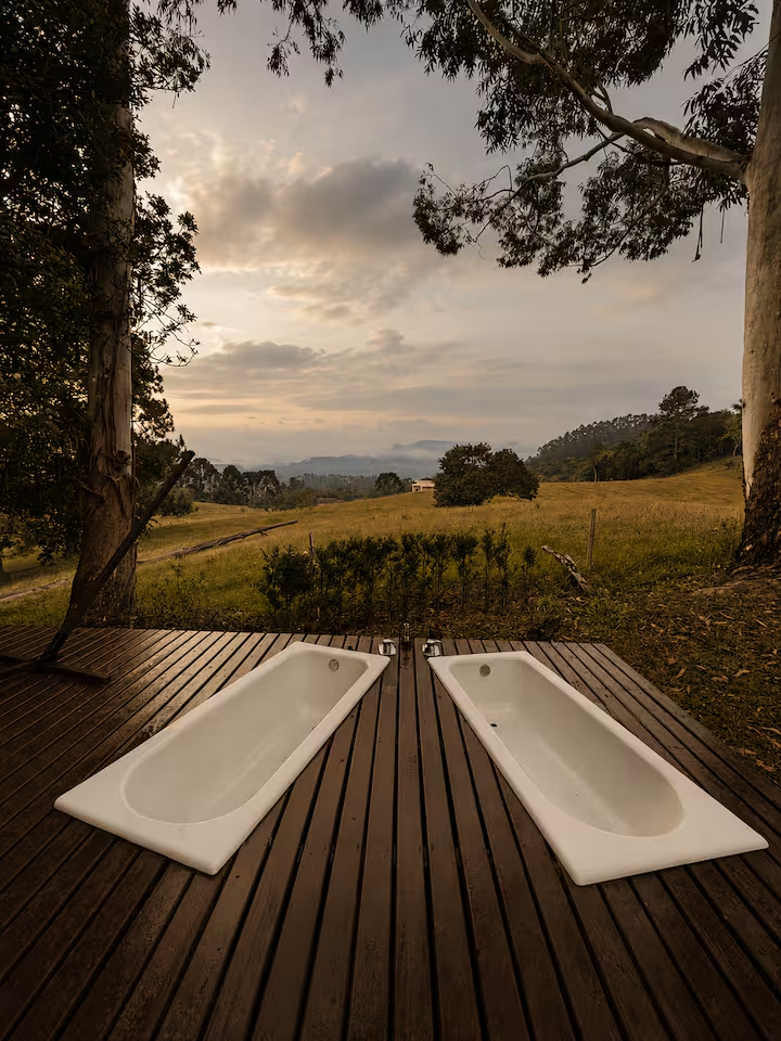 Banheiras ao ar livre no deck com vista para as montanhas de Rio do Sul